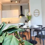 아파트 Flat In *